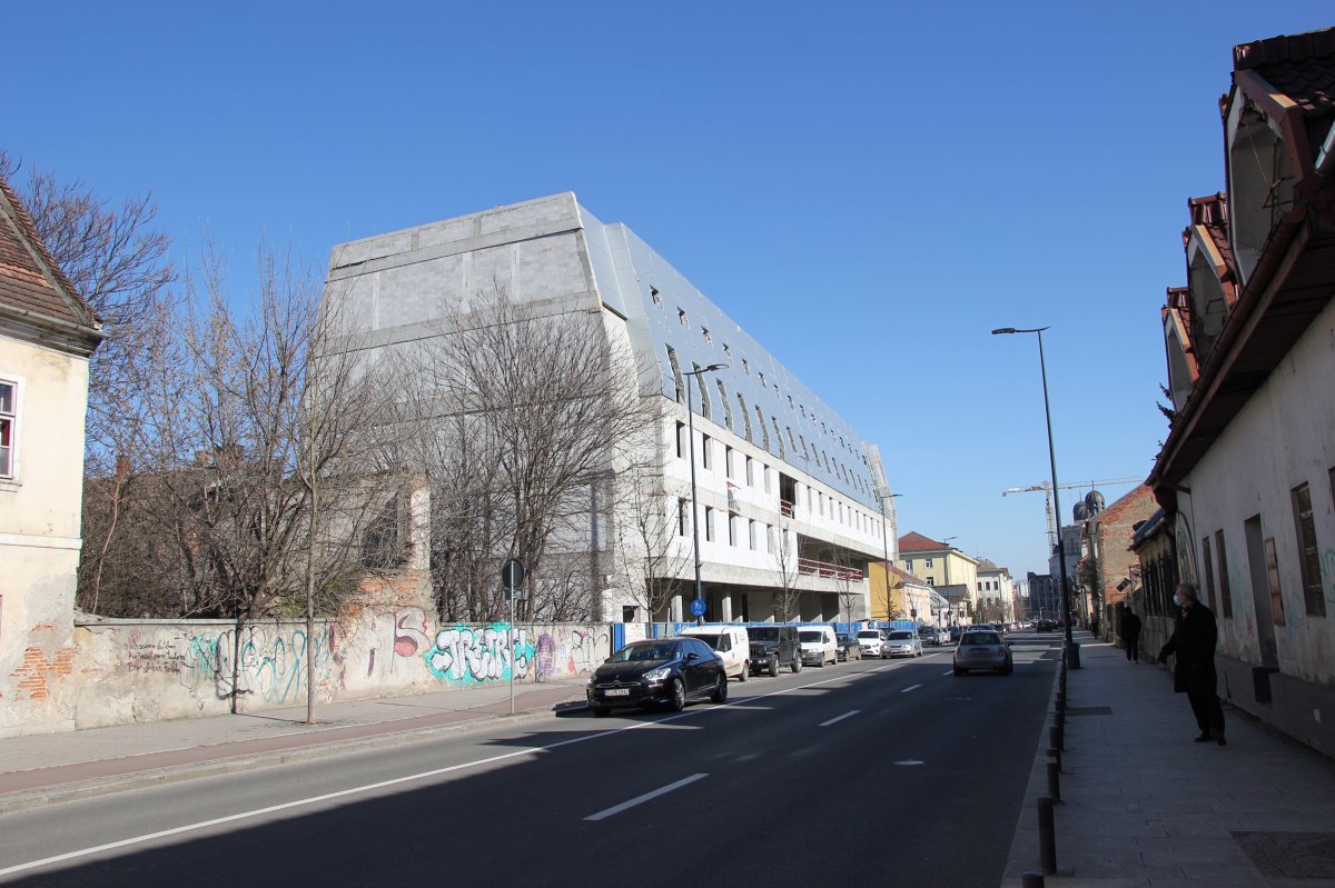 Kimagaslik az utcaképből, megbontva annak eredeti arculatát &bullet;  Fotó: Jakab Mónika