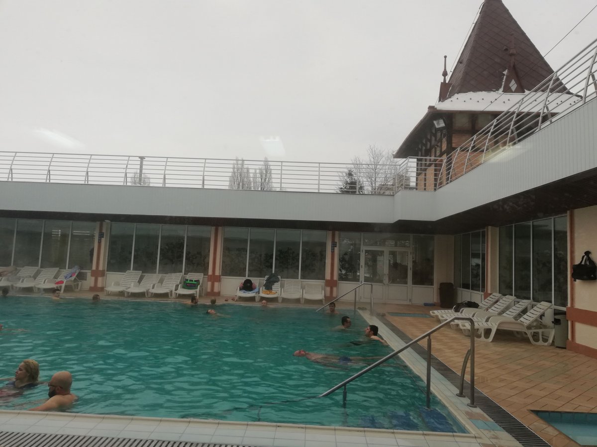 A kevés turista ellenére az Apolló strandnak most is akad vendége •  Fotó: Pap Melinda