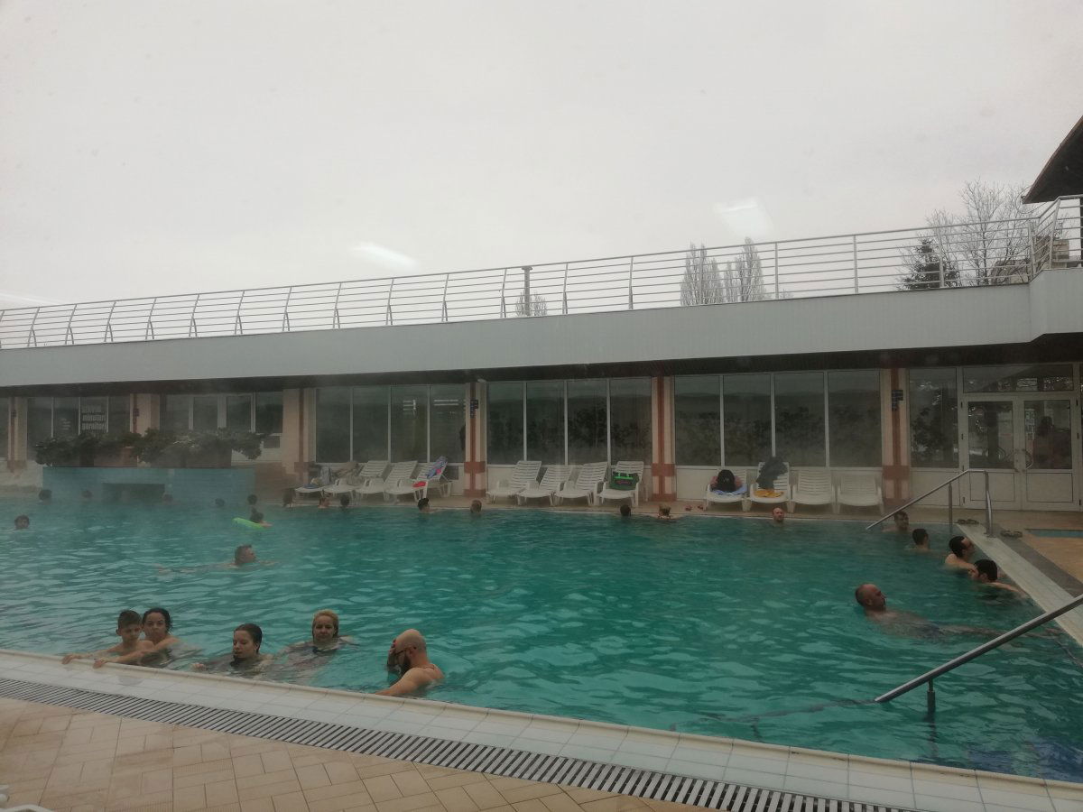 A téli hidegben is bőven akadnak bátor fürdőzők •  Fotó: Pap Melinda