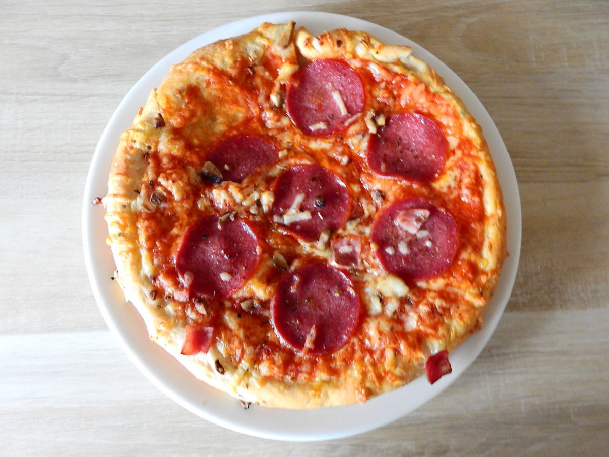 Az Alfredo szalámis pizzája •  Fotó: Kisréti Zsombor