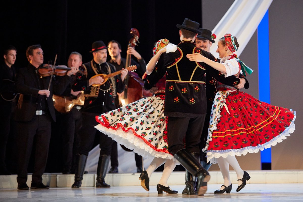 Különböző népek zenéit és táncait vonultatja fel a Magyar Állami Népi Együttes nagy sikerű előadásainak tematikus válogatása •  Fotó: Facebook/Hagyományok Háza