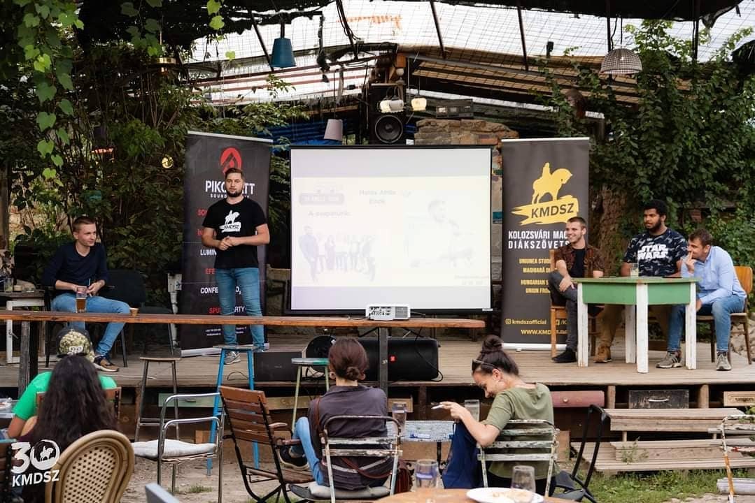 Hatos Attila (állva)  szerint céljuk, hogy ha kisebb közösségekben is, de visszatérjenek a személyes találkozókhoz •  Fotó: Facebook/Kolozsvári Magyar Diákszövetség - KMDSZ