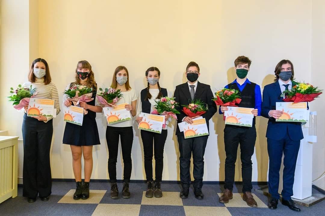 Sepsiszentgyörgy városának  kiválósági ösztöndíját tavaly hét tanuló nyerte el, hatan a Székely Mikó végzős diákjai •  Fotó: Facebook/Székely Mikó Kollégium