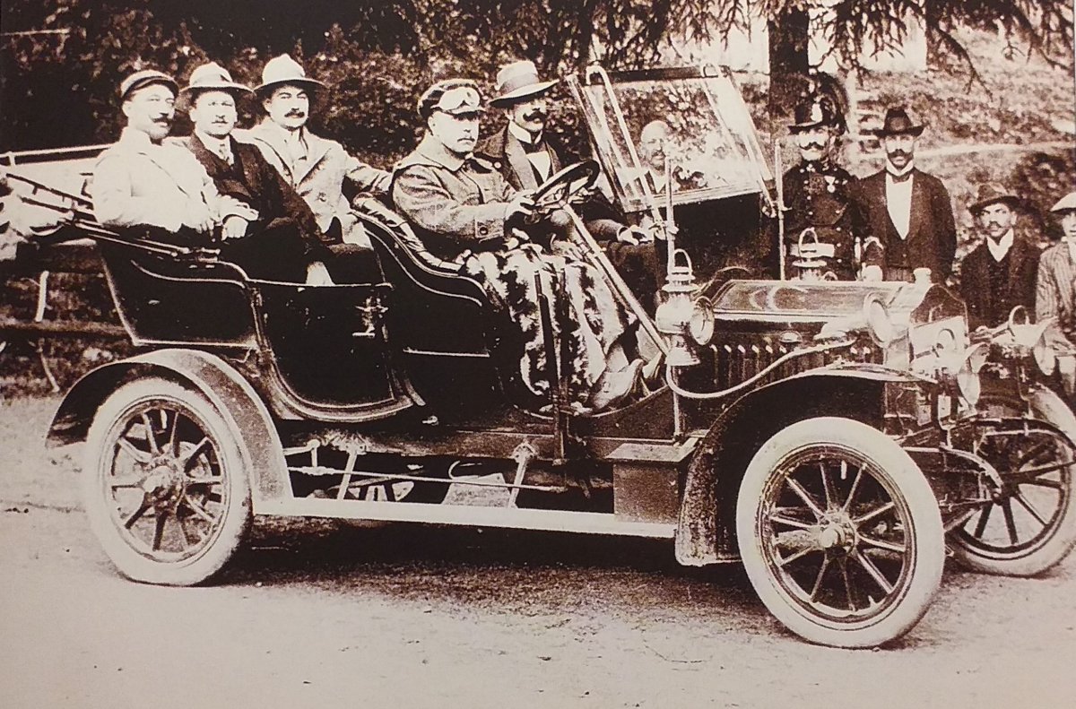 Az első gépkocsi Székelyudvarhelyen Daróczi Ignácé volt 1910-ben: a tulajdonos a volánnál, az autóban a  barátai (fotók Forrása: Vofkori György: Székelyudvarhely – Várostörténet képekben.      Békéscsaba, 2009) 