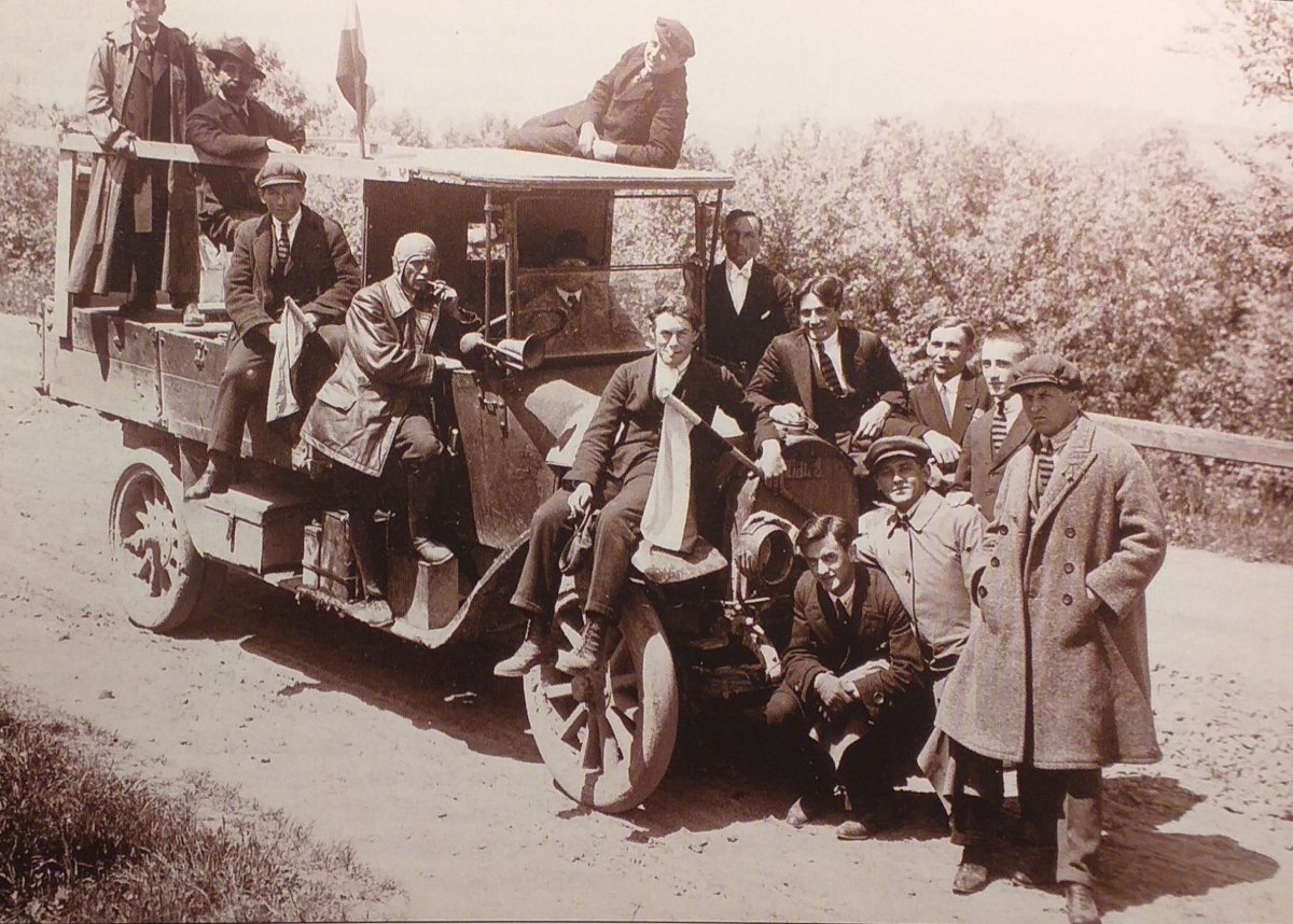 Egy személyszállításra átalakított kisteherautó 1927-ből 