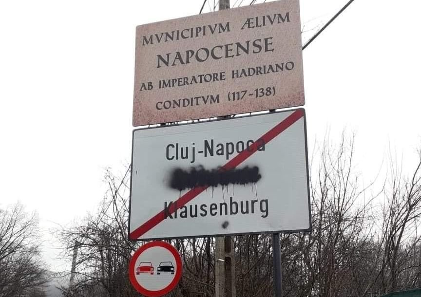 Nehezen barátkoznak vele. A 2017-ben kihelyezett háromnyelvű helységnévtábla magyar felirata volt már lemázolva •  Fotó: Facebook/Oláh Emese