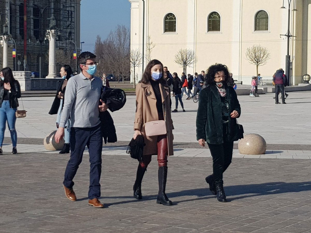 Két éve még el sem tudtuk volna képzelni, hogy a maszk mindennapi viseletté válik •  Fotó: Bálint Eszter