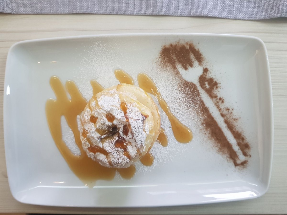Az étterem csúcsdesszertje, a mazsolával töltött sült alma •  Fotó: Kisréti Zsombor