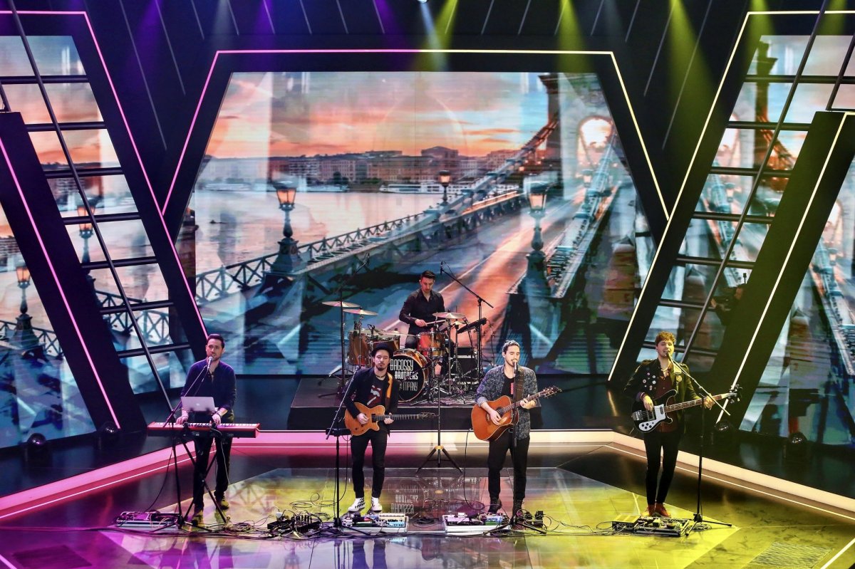 Az év videóklipje és az év zenekara kategória győztese, a Bagossy Brothers Company játszik a Petőfi Zenei Díjak átadása televíziós felvételén •  Fotó: MTI/MTVA/Kaszner Nikolett