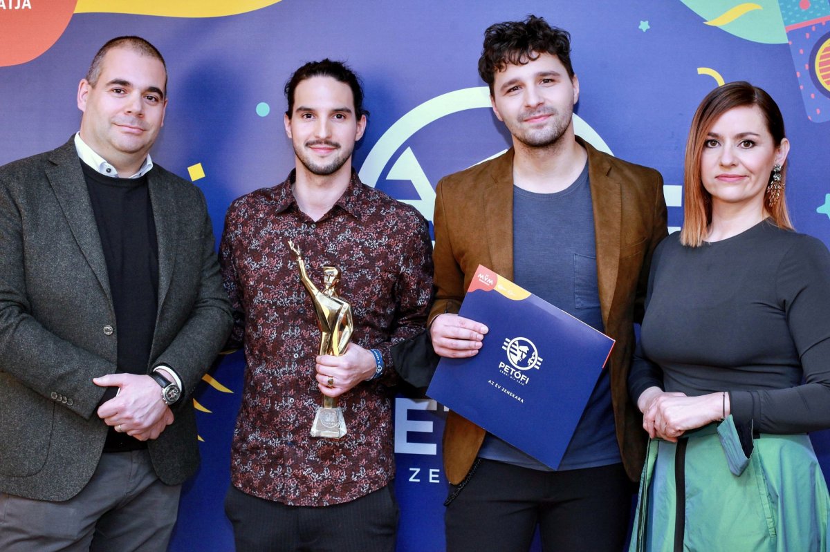 Az év zenekara, a Bagossy Brothers Company tagjai, Bagossy Norbert (b2) és Bagossy László (j2), valamint a díjátadók •  Fotó: MTI/MTVA/Kaszner Nikolett