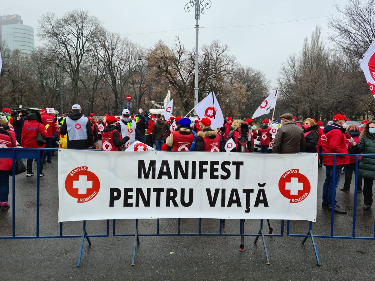 A Sanitas képviselői hétfőn is tüntettek a kormány épülete előtt •  Fotó: Facebook/Federatia Sanitas din Romania