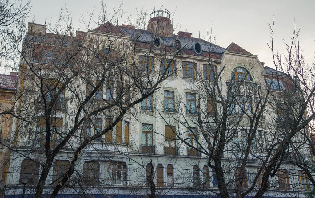 Az épület tetőzete hajókéményre emlékeztet •  Fotó: Oradeainimagini.ro