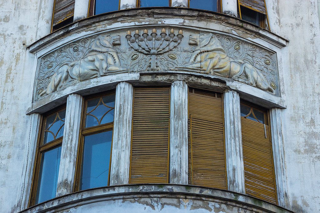 A Menórát őrző oroszlánok •  Fotó: Oradeainimagini.ro