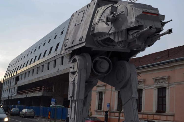 Birodalmi lépegető. A kolozsváriak számos mémet gyártottak az épületről &bullet;  Fotó: Facebook/Clujul Civic