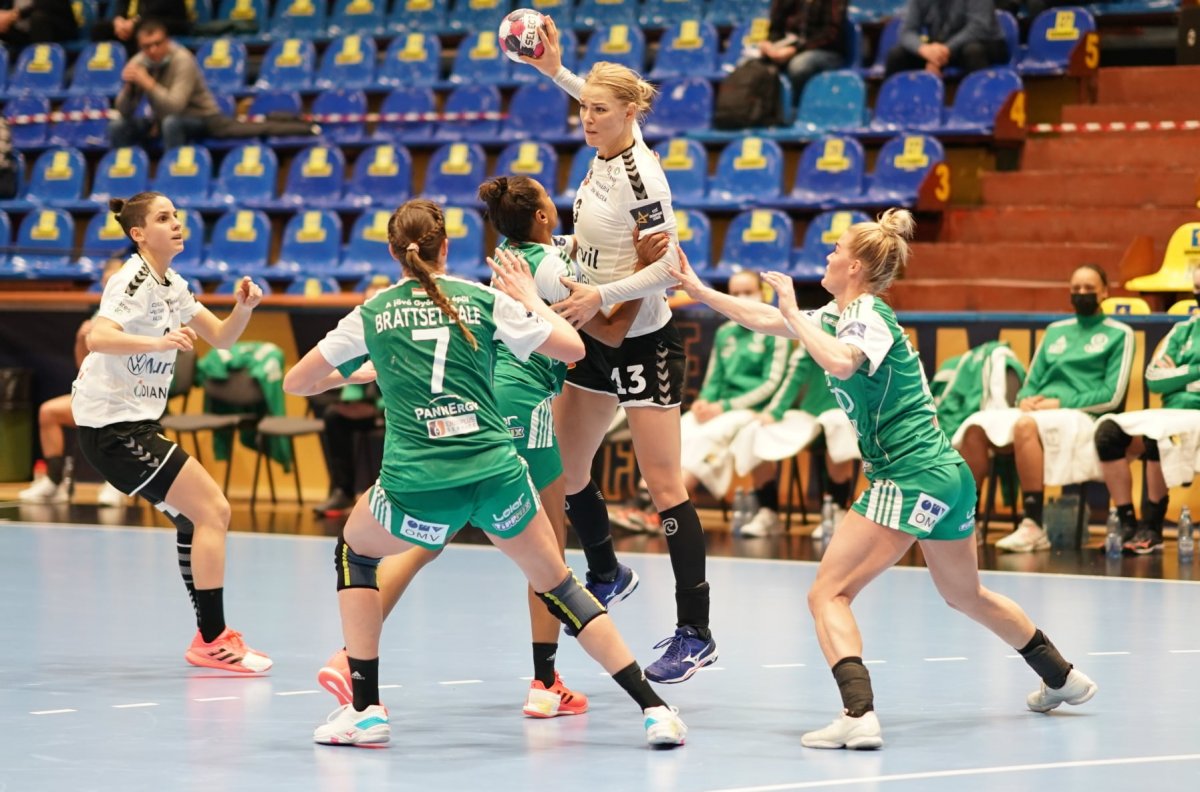 A győriek (zöld mezben) hatékonyan blokkolták román ellenfelüket •  Fotó: Facebook/SCM Râmnicu Vâlcea - Handbal feminin