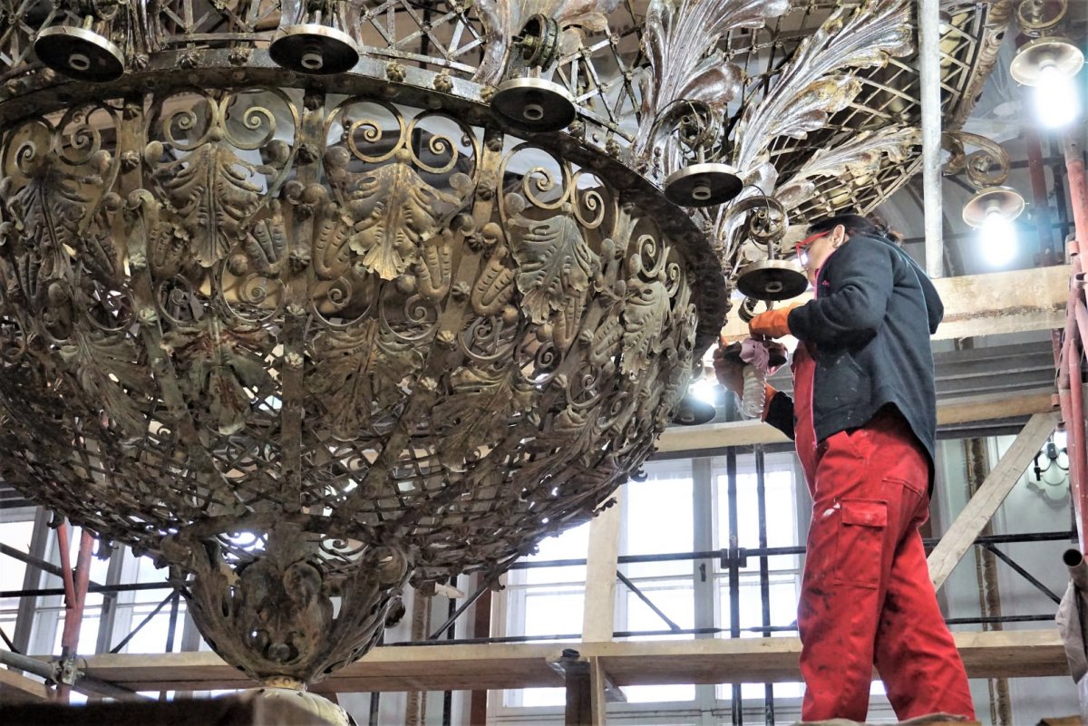 A restaurálás után a hatalmas csillárt is bearanyozzák •  Fotó: Facebook/Primăria Oradea