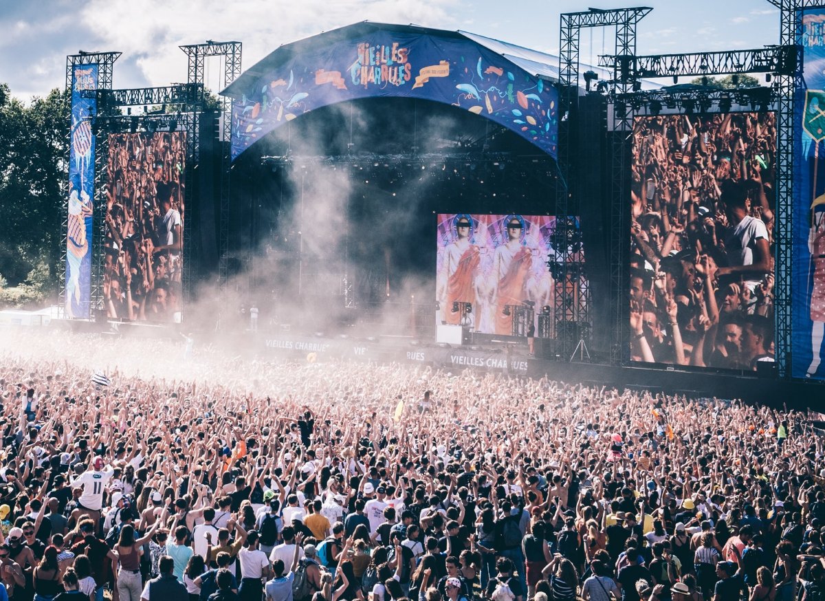 Jöhet a nyitás. Az érintettek szerint a tavaly elhalasztott sok esemény miatt idén 20 százalékkal több koncert lesz Franciaországban, de feltételezhetően kevesebb bevétellel •  Fotó: Facebook/FESTIVAL DES VIEILLES CHARRUES