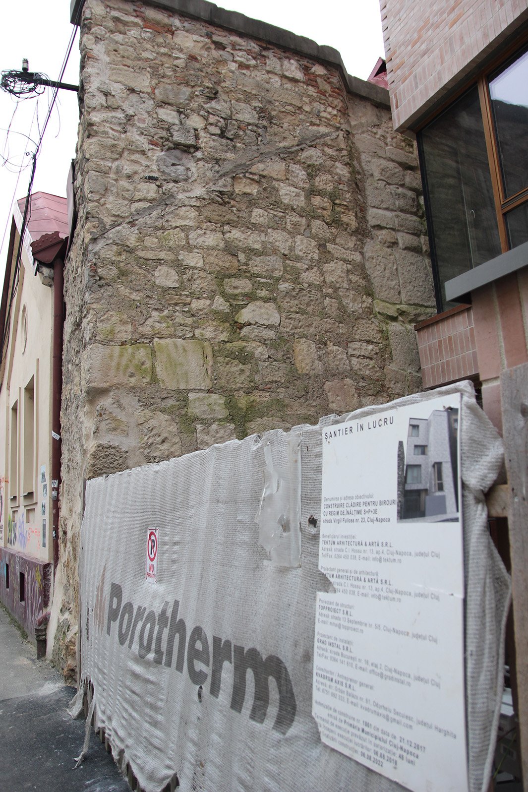 A modern épület rálátást enged a középkori városfalra &bullet;  Fotó: Jakab Mónika