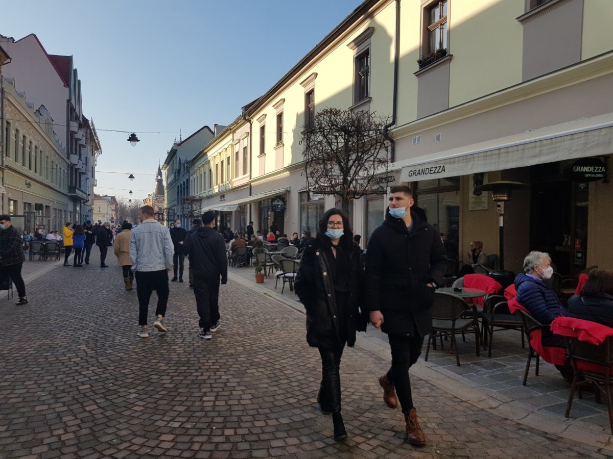 Ha sikerül korlátok közé szorítani a járvány terjedését, akkor nyitva tarthatnak az üzletek, zöldigazolvánnyal működhet a vendéglátás, a turizmus •  Fotó: Bálint Eszter