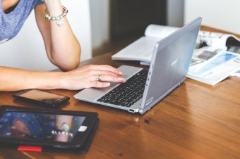 Változó munkaerőpiaci viszonyok: kevesebb álláshirdetés, több álláskereső