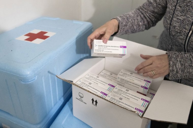 Folytatják az oltást az AstraZeneca „félretett”, ABV 2856 jelzésű vakcináival Romániában