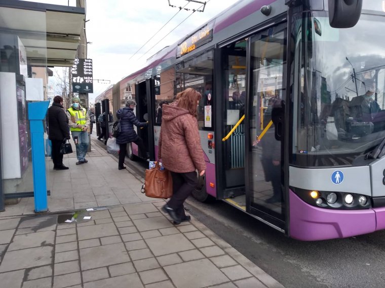 Péntekenként ingyenes lesz a buszozás Kolozsváron, ha a lakosság fele be lesz oltva