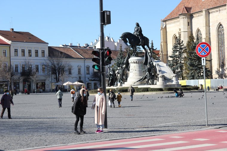 Kitart a vírus-visszavonulás, ezer közelében az új esetek száma