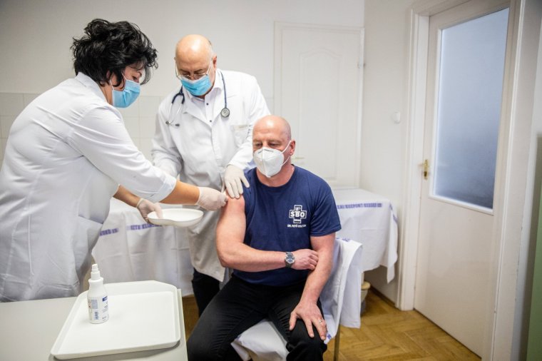 Megugrott a fertőzöttek száma Magyarországon, már a kínai vakcinával is oltanak