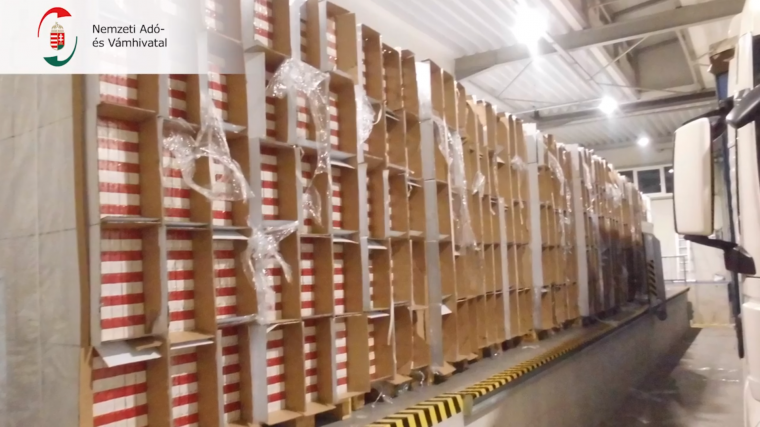 Tízmillió szál hamis „piros Marbi”: félmillió doboz cigarettát találtak a pénzügyőrök Nagylaknál