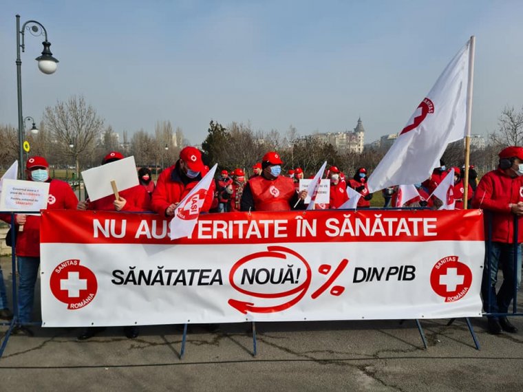 A parlament előtt tüntetnek az egészségügyi dolgozók a költségvetés megvitatása idején