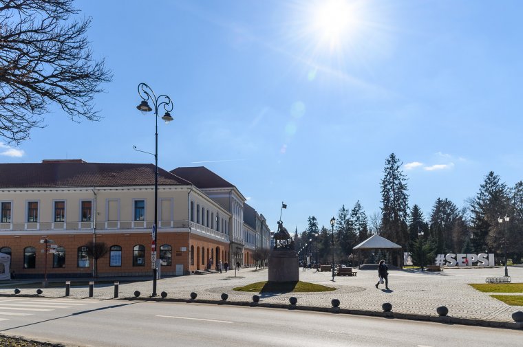 Oktatással, lakásépítéssel a fiatalokért – A munkahely, a pénz és a nyelvi nehézségek is foglalkoztatják az ifjakat
