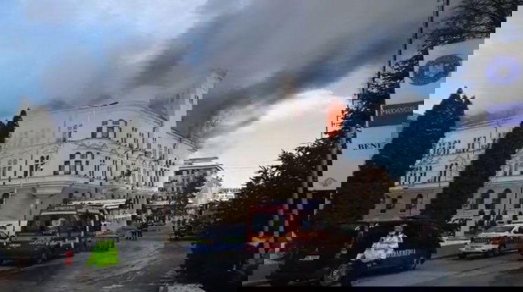 Lángokban áll a suceavai közigazgatási palota – VIDEÓVAL