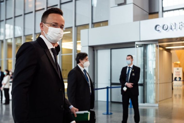 Szijjártó: Magyarország nem tekinti Oroszországot biztonsági fenyegetésnek, és kiáll az ukrajnai magyarok mellett