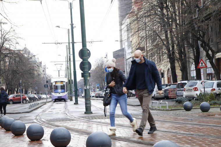 Kevés teszt, kevés új fertőzött – Továbbra is magas az intenzíven kezeltek száma