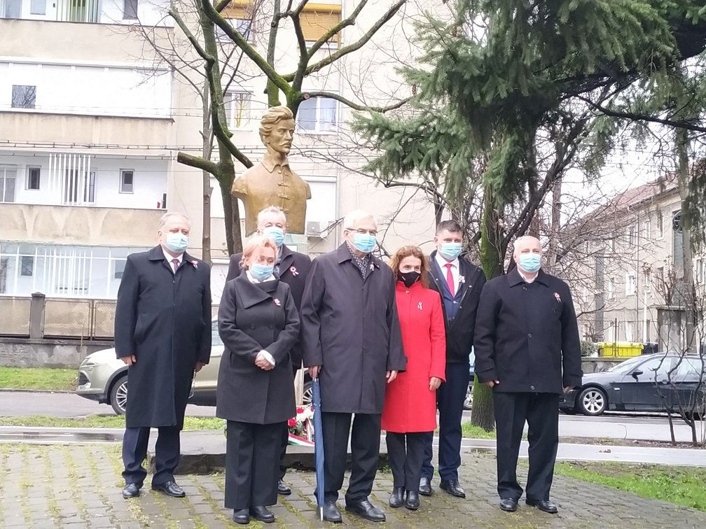 Tisztelgés Petőfi Sándor mellszobránál •  Fotó: Tőkés László EMNT-elnök sajtóirodája