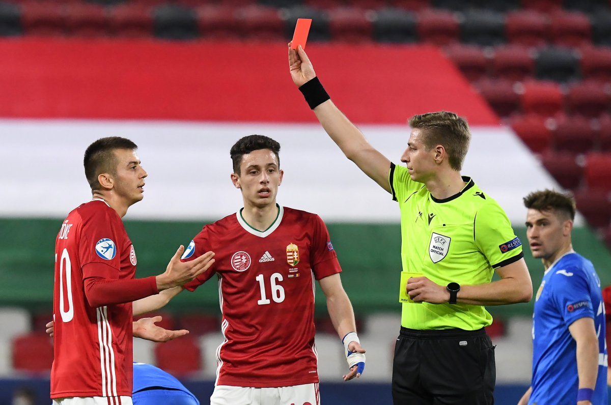 A belga Lawrence Visser játékvezető piros lapot mutat fel a Szőke Adriánnak •  Fotó: MTI/Illyés Tibor