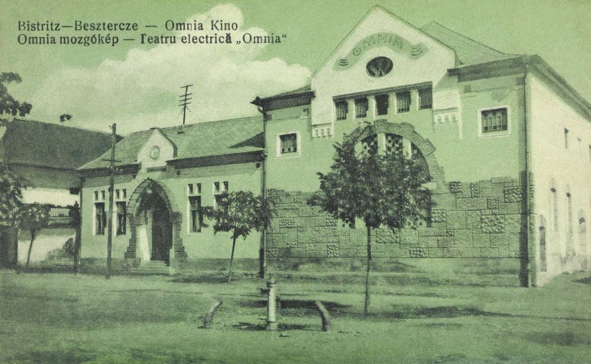 Már csak emlék? Az egykori Omnia mozi egy 1913-as besztercei képeslapon •  Fotó: kepeslapok.wordpress.com