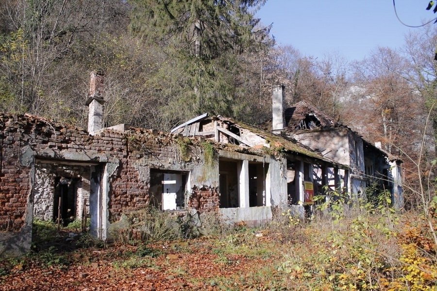 A lepusztult menedékház alig száz éve épült a Zichy cseppkőbarlang szomszédságában •  Fotó: Ebihoreanul.ro