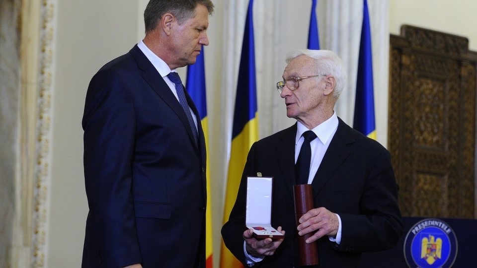 A 2014-ben hivatalba lépett Klaus Iohannis államfő mandátuma első kitüntetését Octav Bjozának adományozta •  Fotó: Presidency.ro