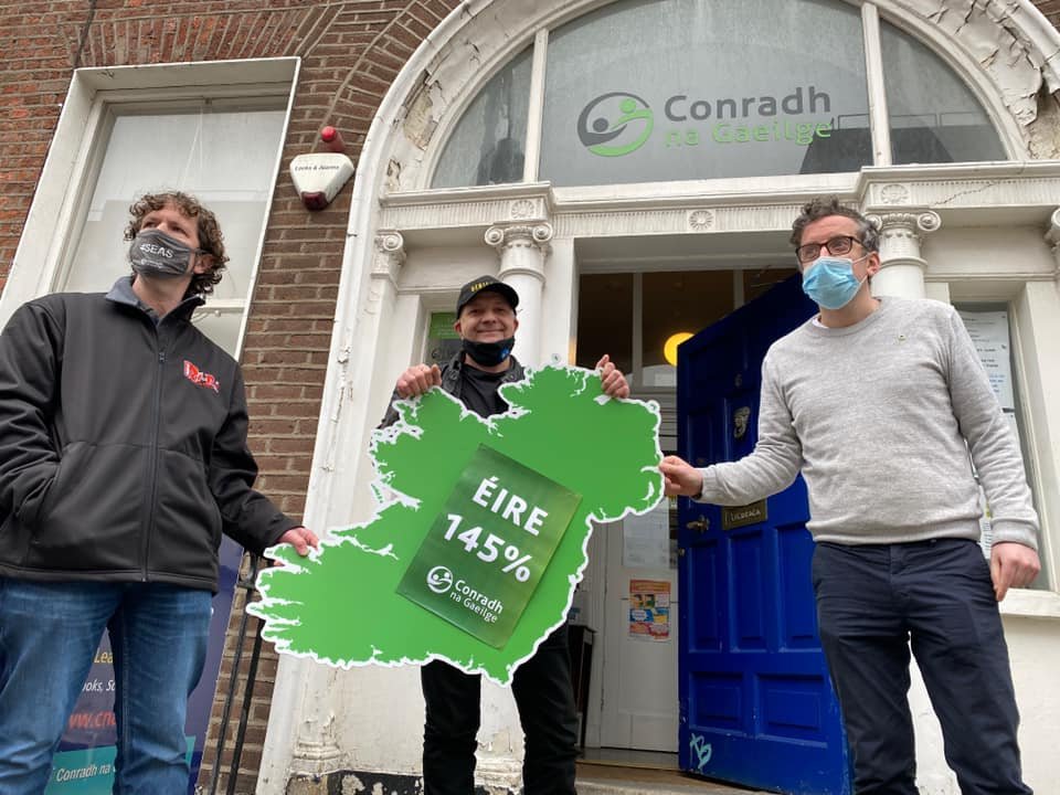 Nagy segítség. Pesty László (középen) a  Conradh na Gaeilge képviselőinek társaságában Dublinban •  Fotó: Facebook/Írdalá.hu