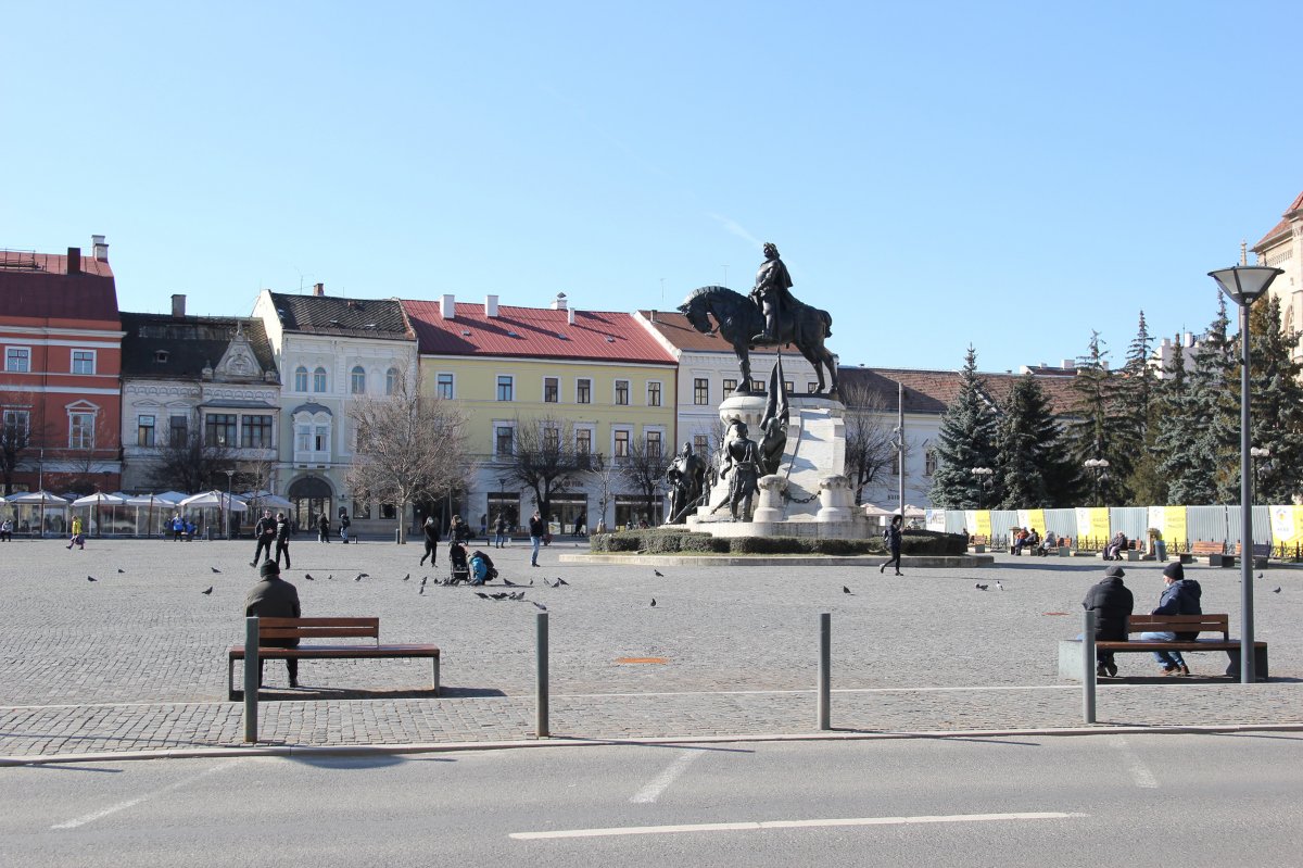 A Mátyás-szoborcsoport talapzatát is Pákey Lajos tervezte • Fotó: Jakab Mónika