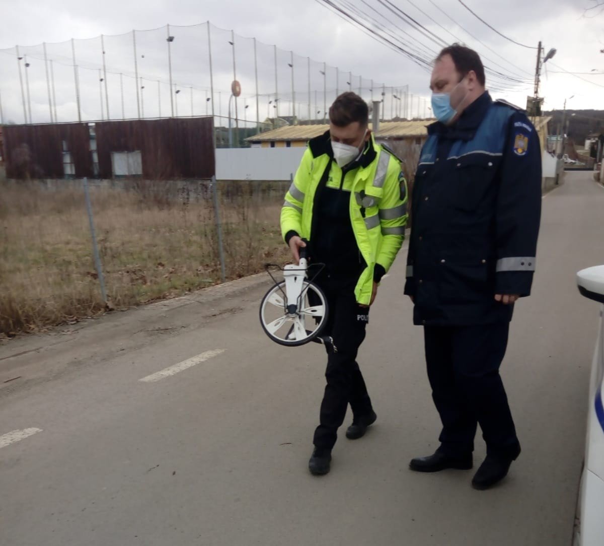 „Helyszínelés”. Jobbról Ciprian Suciu nyárádszeredai körzeti rendőrfőnök •  Fotó: Facebook/Corunca.info