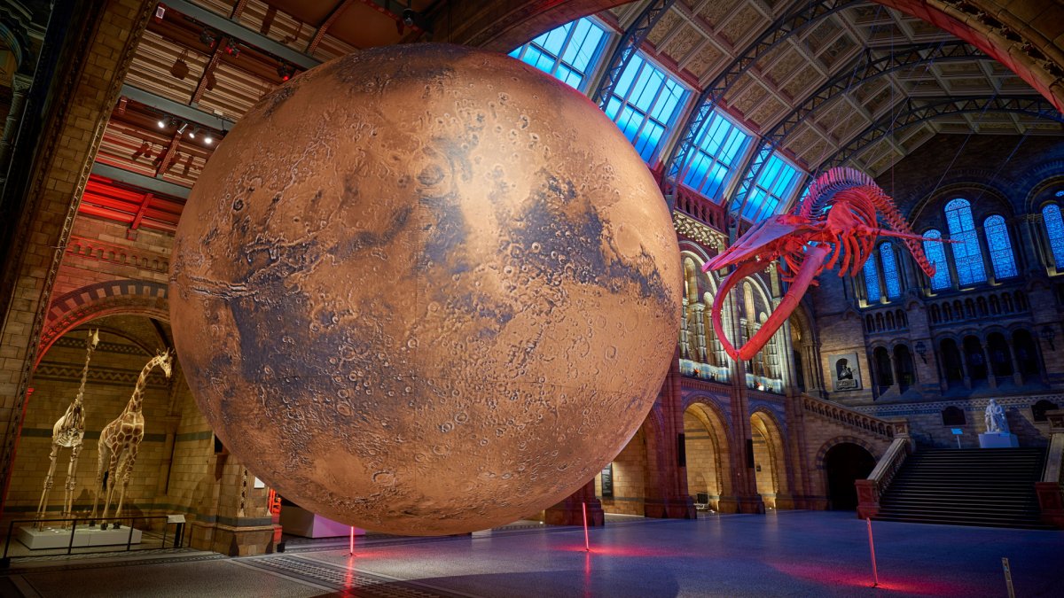 A Mars című fényinstalláció a londoni Természettudományi Múzeumban. Jake Jerram alkotása péntektől a kolozsvári Iulius parkban csodálható meg •  Fotó: Facebook/Iulius Mall Cluj Napoca