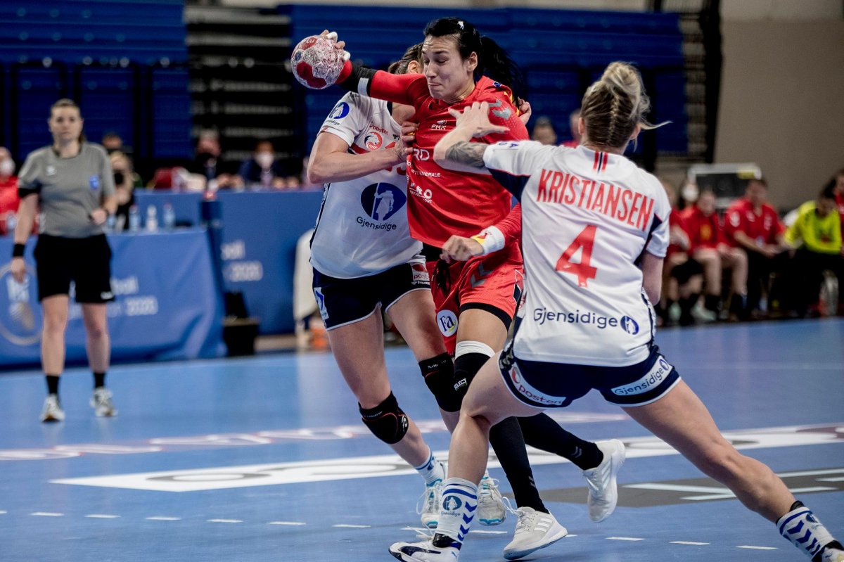 Cristina Neagu (labdával) sem volt képes csodát tenni az olimpiai selejtezőtornán •  Fotó: Román kézilabda-szövetség