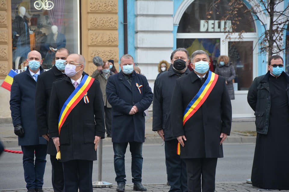 Mögöttes szándék.  Alin Tișe (előtérben jobbra) Vákár Istvánon (Tișe mögött) élné ki haragját •  Fotó: Facebook/Alin Tișe