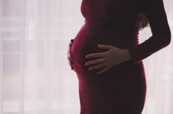 Megszűnnek az elképesztő összegű szülési táppénzek