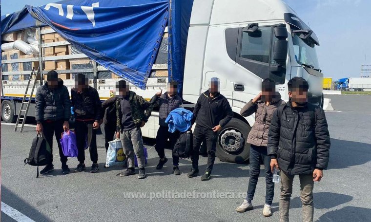 Kamionba bújva, gyalog próbáltak Magyarországra jutni migránsok Arad megyében