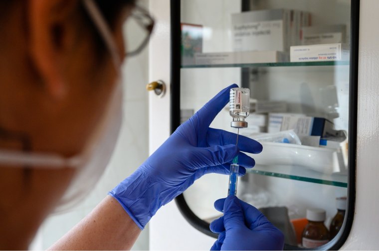 EMA: nem módosítunk az AstraZenecával való oltási protokollon, nincs bizonyíték, hogy a kor vagy a nem kockázatot jelentene