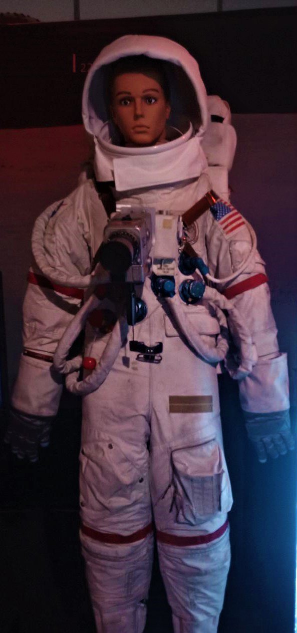 Pop Tamás: Modern űrruha •  Fotó: Pop Tamás