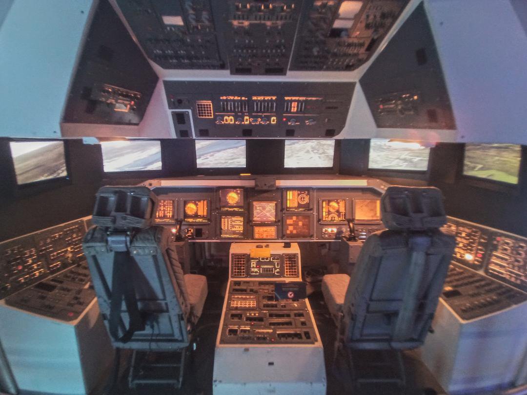 Űrhajósok élettere. A kiállítás keretében megtekinthető többek között egy űrsikló műszerfala •  Fotó: Pop Tamás